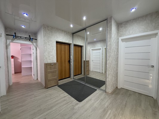 Продам трехкомнатную (3-комн.) квартиру, Югорская ул, 18, Ханты-Мансийск г
