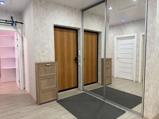 Продам трехкомнатную (3-комн.) квартиру, Югорская ул, 18, Ханты-Мансийск г