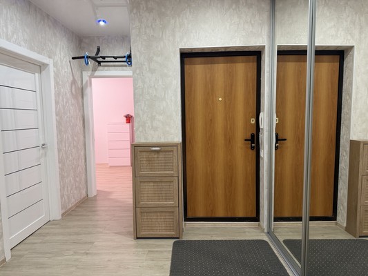 Продам трехкомнатную (3-комн.) квартиру, Югорская ул, 18, Ханты-Мансийск г