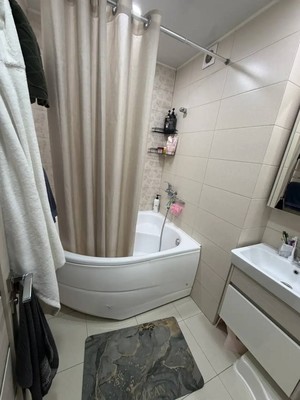 Продам трехкомнатную (3-комн.) квартиру, Луговая ул, 6ж, Симферополь г