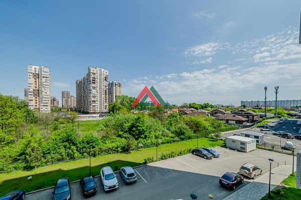 Продам двухкомнатную (2-комн.) квартиру, Питерская ул, 40, Краснодар г