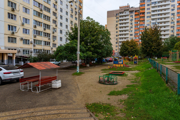 Продам трехкомнатную (3-комн.) квартиру, им. Героя Аверкиева А.А. ул, 14, Краснодар г