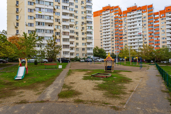 Продам трехкомнатную (3-комн.) квартиру, им. Героя Аверкиева А.А. ул, 14, Краснодар г