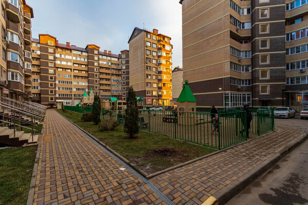 Продам трехкомнатную (3-комн.) квартиру, им. лётчика Позднякова ул, 2, Краснодар г