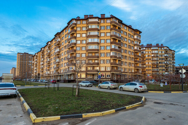 Продам трехкомнатную (3-комн.) квартиру, им. лётчика Позднякова ул, 2, Краснодар г