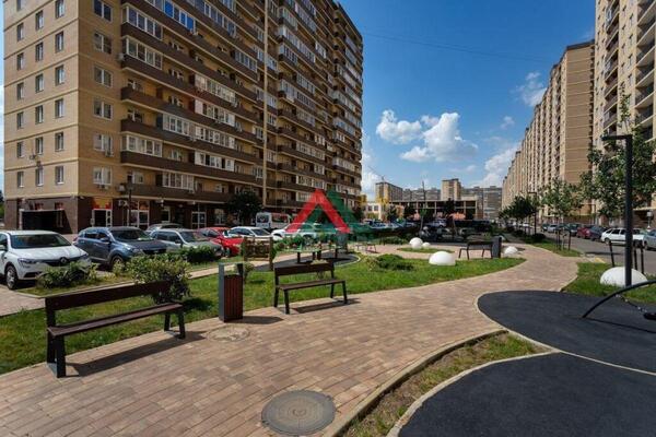 Продам двухкомнатную (2-комн.) квартиру, им. лётчика Позднякова ул, 2, Краснодар г