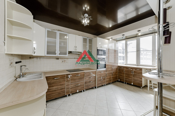 Продам трехкомнатную (3-комн.) квартиру, им. Сергея Есенина ул, 84Б, Краснодар г