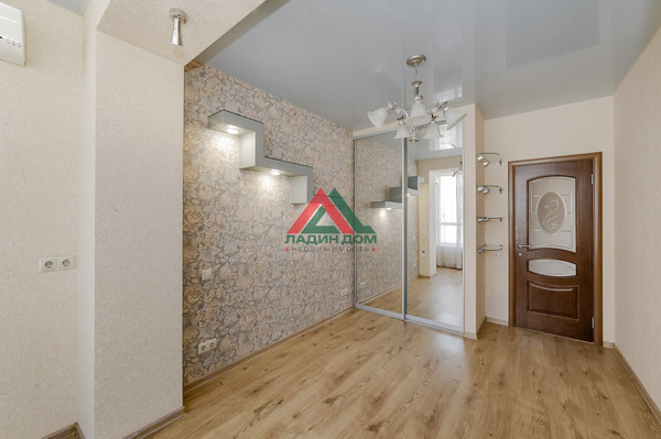 Продам трехкомнатную (3-комн.) квартиру, им. Сергея Есенина ул, 84Б, Краснодар г