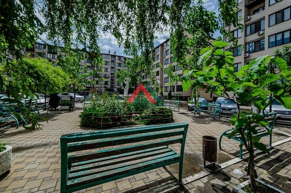 Продам трехкомнатную (3-комн.) квартиру, им. Сергея Есенина ул, 84Б, Краснодар г
