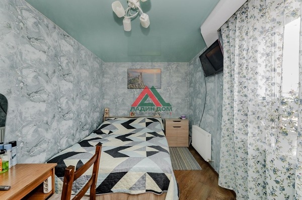 Продам двухкомнатную (2-комн.) квартиру, Ангарский проезд, 17, Краснодар г