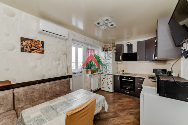 Продам двухкомнатную (2-комн.) квартиру, Ангарский проезд, 17, Краснодар г