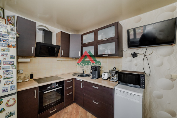 Продам двухкомнатную (2-комн.) квартиру, Ангарский проезд, 17, Краснодар г