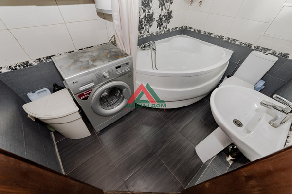 Продам двухкомнатную (2-комн.) квартиру, Ангарский проезд, 17, Краснодар г
