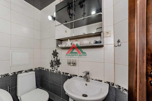 Продам двухкомнатную (2-комн.) квартиру, Ангарский проезд, 17, Краснодар г