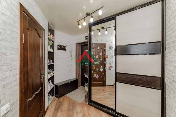 Продам двухкомнатную (2-комн.) квартиру, Ангарский проезд, 17, Краснодар г