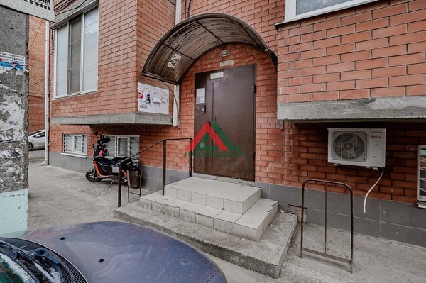 Продам двухкомнатную (2-комн.) квартиру, Ангарский проезд, 17, Краснодар г