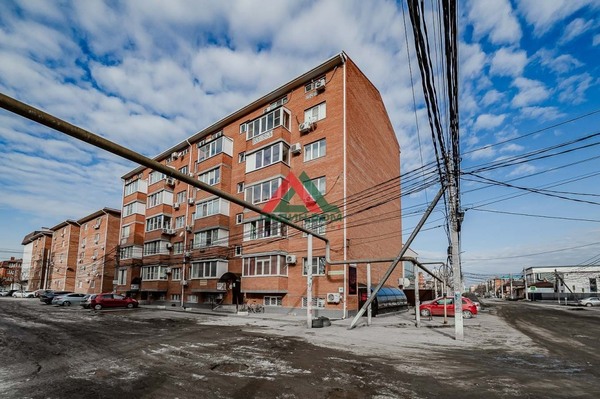 Продам двухкомнатную (2-комн.) квартиру, Ангарский проезд, 17, Краснодар г
