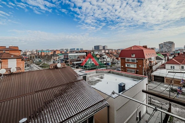Продам двухкомнатную (2-комн.) квартиру, Ангарский проезд, 17, Краснодар г