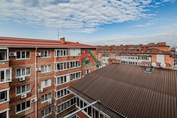 Продам двухкомнатную (2-комн.) квартиру, Ангарский проезд, 17, Краснодар г