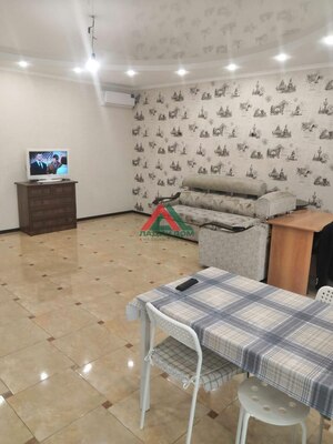 Продам трехкомнатную (3-комн.) квартиру, Защитников Отечества ул, 5, Краснодар г