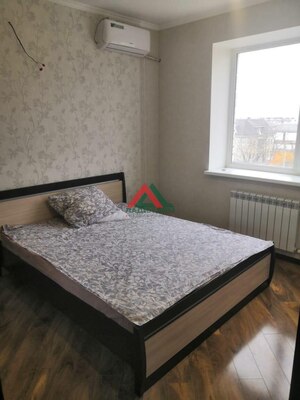 Продам трехкомнатную (3-комн.) квартиру, Защитников Отечества ул, 5, Краснодар г