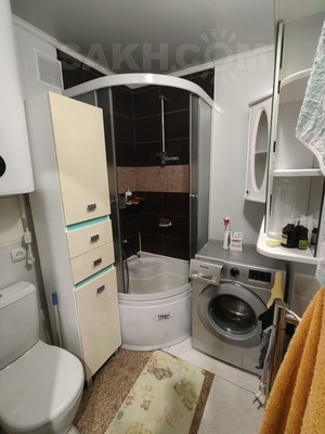 Продам двухкомнатную (2-комн.) квартиру, Крузенштерна ул, 5, Холмск г