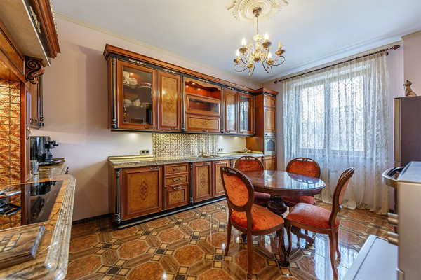 Продам многокомнатную квартиру, Филёвский б-р, 24к2, Москва г