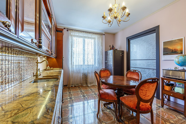 Продам многокомнатную квартиру, Филёвский б-р, 24к2, Москва г