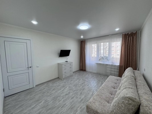 Продам двухкомнатную (2-комн.) квартиру, Бызова ул, 28, Нижнекамск г
