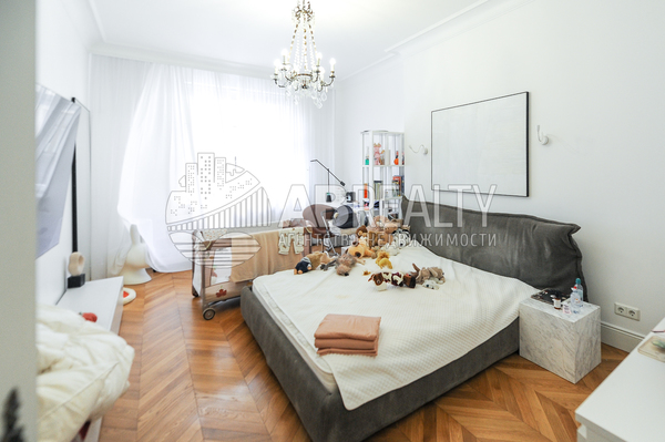 Продам многокомнатную квартиру, Хилков пер, 1, Москва г