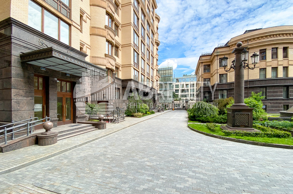 Продам многокомнатную квартиру, Хилков пер, 1, Москва г