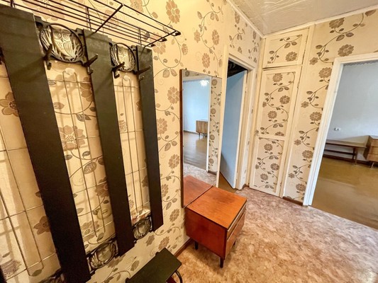 Продам трехкомнатную (3-комн.) квартиру, 2-й Микрорайон ул, 19, Эльбан рп