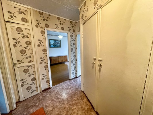 Продам трехкомнатную (3-комн.) квартиру, 2-й Микрорайон ул, 19, Эльбан рп