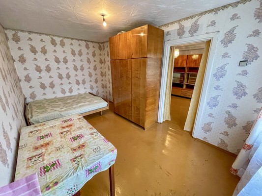 Продам трехкомнатную (3-комн.) квартиру, 2-й Микрорайон ул, 19, Эльбан рп