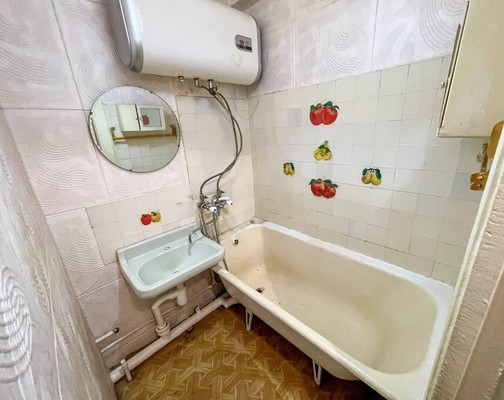 Продам трехкомнатную (3-комн.) квартиру, 2-й Микрорайон ул, 19, Эльбан рп