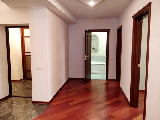 Продам трехкомнатную (3-комн.) квартиру, Циолковского ул, 5а, Лобня г