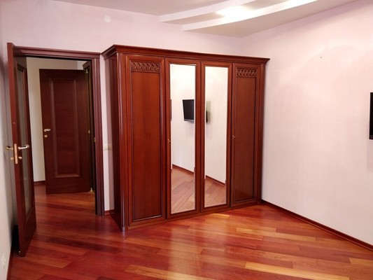 Продам трехкомнатную (3-комн.) квартиру, Циолковского ул, 5а, Лобня г