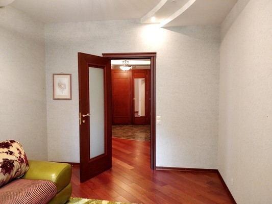 Продам трехкомнатную (3-комн.) квартиру, Циолковского ул, 5а, Лобня г