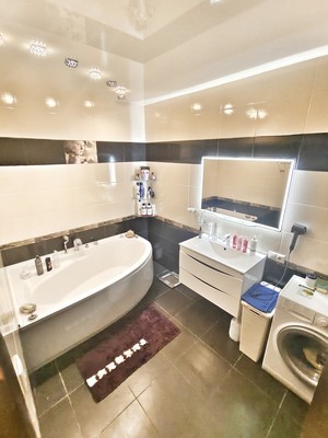 Продам трехкомнатную (3-комн.) квартиру, им. Максима Горького ул, 34к2, Краснодар г