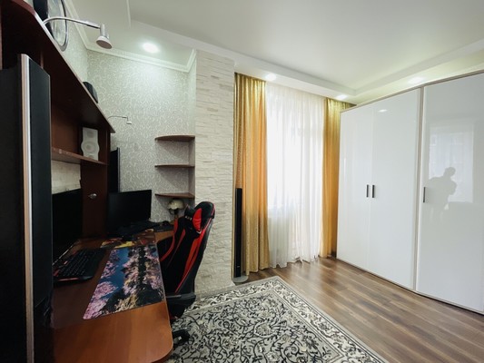 Продам трехкомнатную (3-комн.) квартиру, О.Кошевого ул, 15, Калининград г