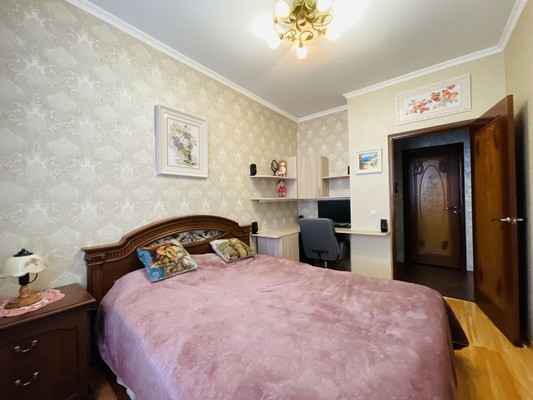 Продам трехкомнатную (3-комн.) квартиру, О.Кошевого ул, 15, Калининград г