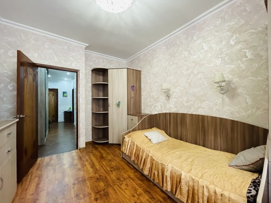 Продам трехкомнатную (3-комн.) квартиру, О.Кошевого ул, 15, Калининград г