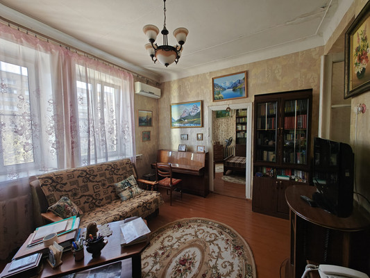 Продам трехкомнатную (3-комн.) квартиру, Ленина ул, 8, Лобня г
