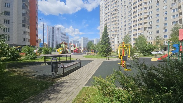 Продам трехкомнатную (3-комн.) квартиру, Южная ул, 14, Дрожжино рп