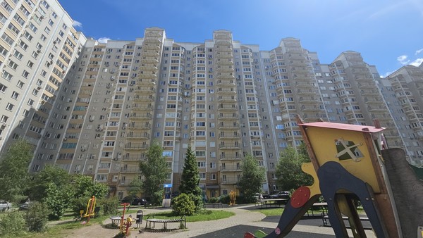 Продам трехкомнатную (3-комн.) квартиру, Южная ул, 14, Дрожжино рп