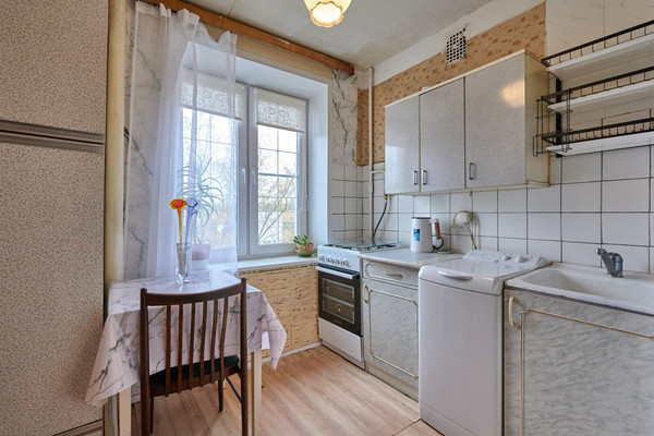 Продам двухкомнатную (2-комн.) квартиру, Просторная ул, 6, Москва г
