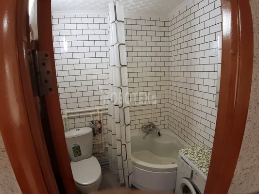 Продам комнату в 8-комн. квартире, Комарова ул, 78, Апшеронск г