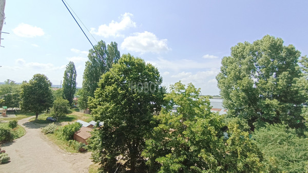 Продам комнату в 8-комн. квартире, Комарова ул, 78, Апшеронск г