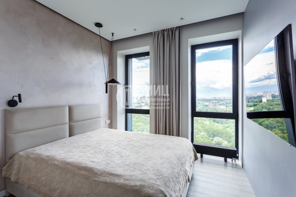 Продам трехкомнатную (3-комн.) квартиру, Дыбенко ул, 7к1, Москва г