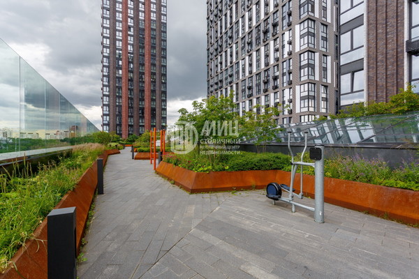 Продам трехкомнатную (3-комн.) квартиру, Дыбенко ул, 7к1, Москва г